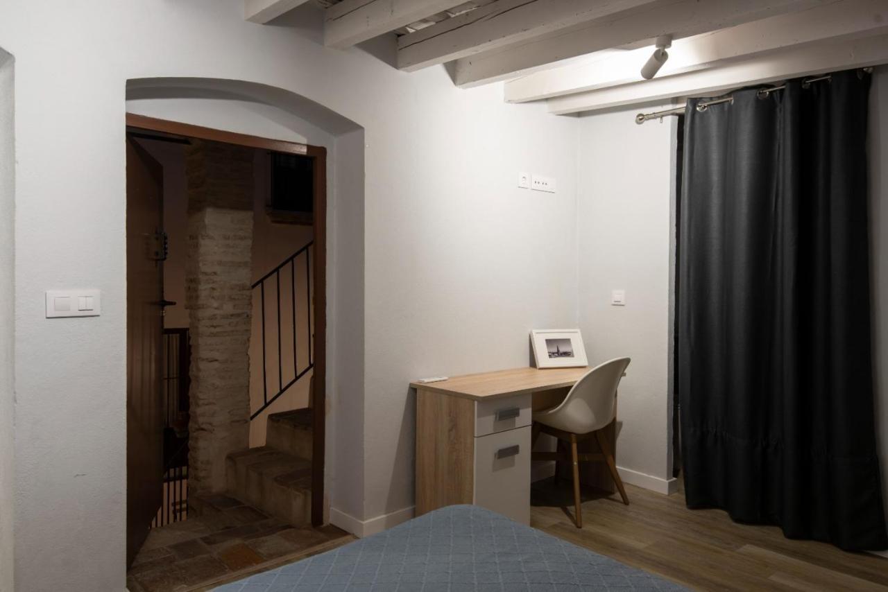 Apartamento La Casa Del Santo การ์โมนา ภายนอก รูปภาพ
